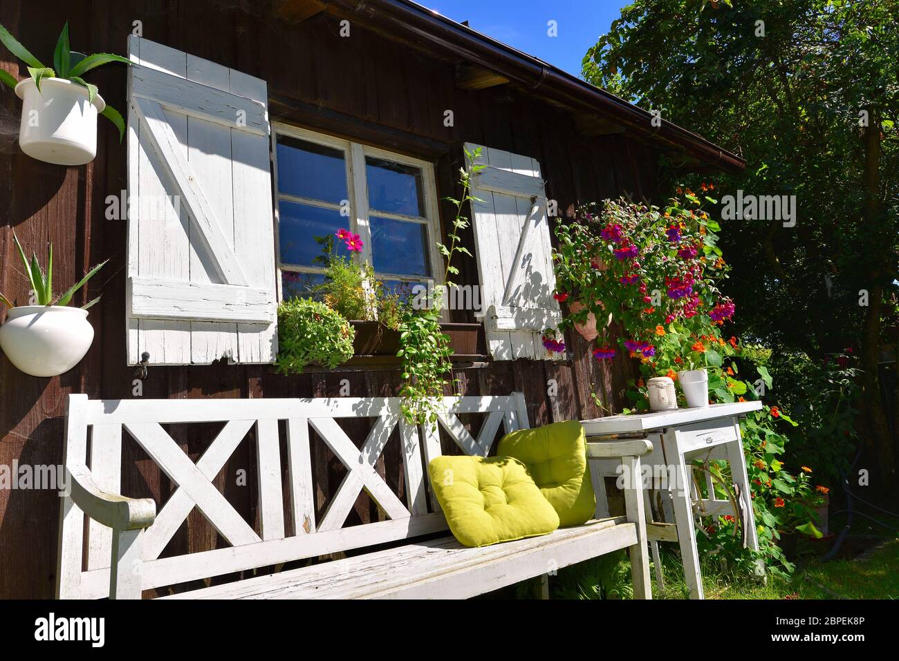 Gartenhütte im Sommer mit vielen Blumen Stock Photo