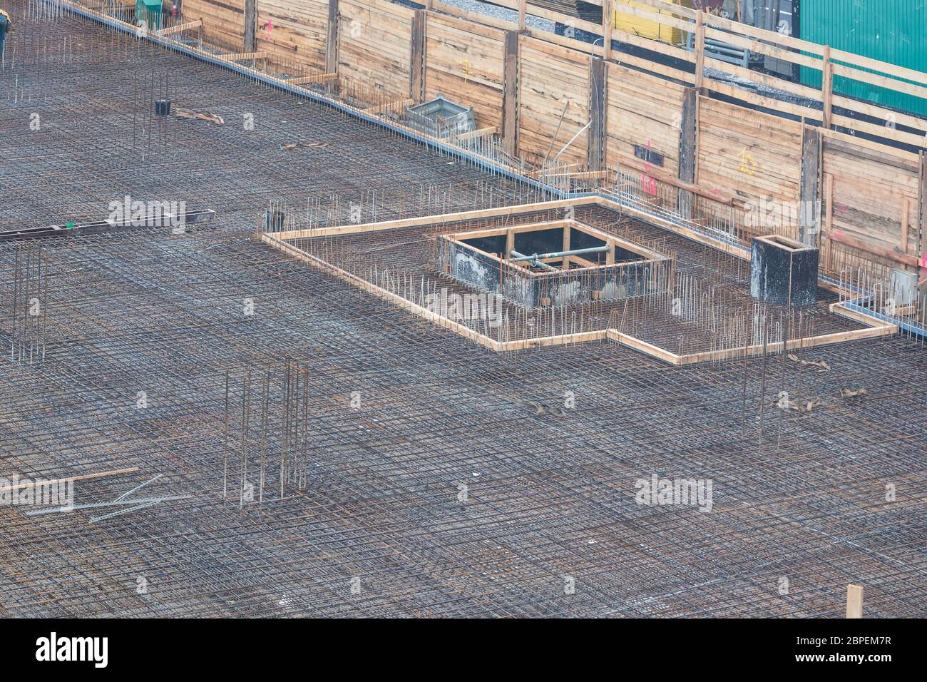 Fundamentbau aus Stahl und Beton für die Errichtung eines Mehrfamilienhauses mit Tiefgarage. Stock Photo