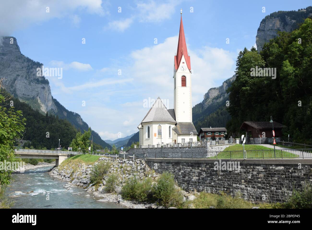 kirche, au, Bregenzer Ach, bregenzer ache, bregenzerach, fluss, bach, bergbach, strömung, vorarlberg, österreich, bregenzerwald, Pfarrkirche St. Leonh Stock Photo