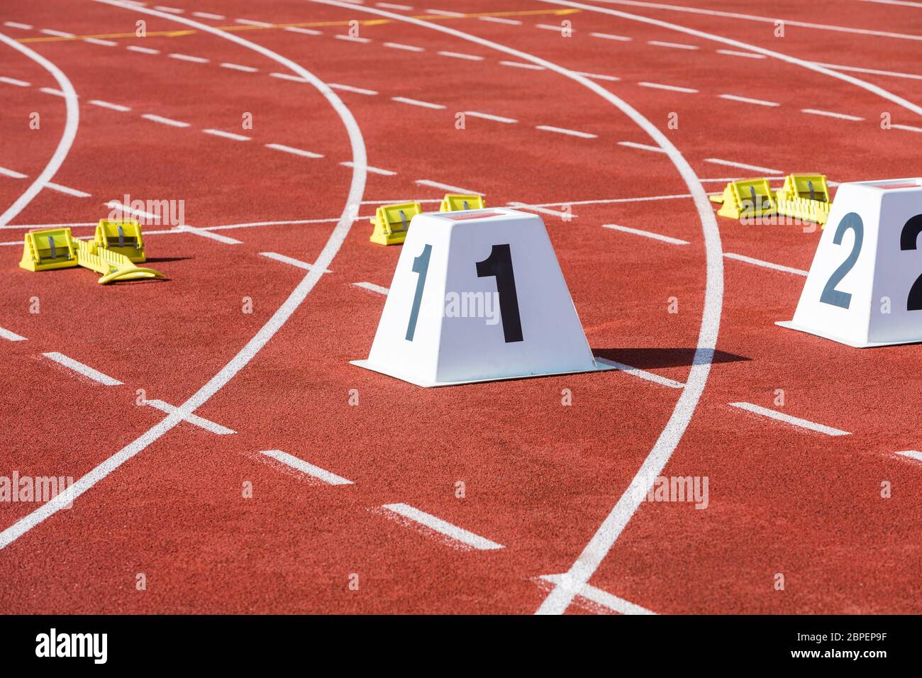 Startbl?cke und Linien auf der Tartanbahn in der Leichtathletik Stock Photo