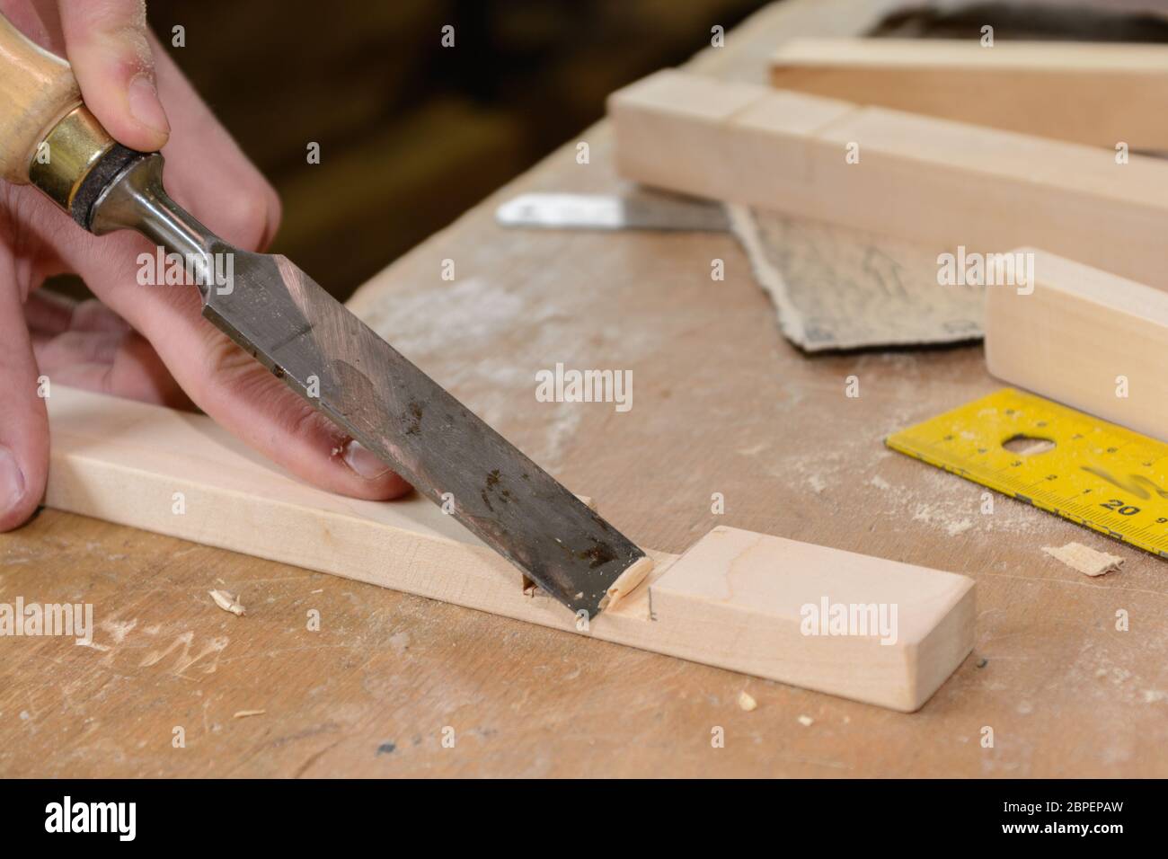 Facharbeiter arbeitet dem Holzwerkzeug Stemmeisen - Nahaufnahme Stock Photo
