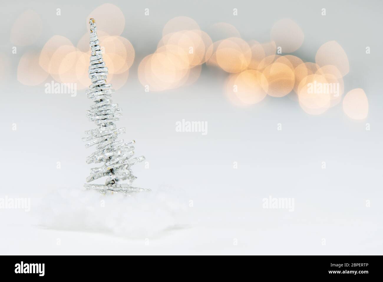 Weihnachtliches Motiv mit Textfreiraum vor weißem Hintergrund Stock Photo