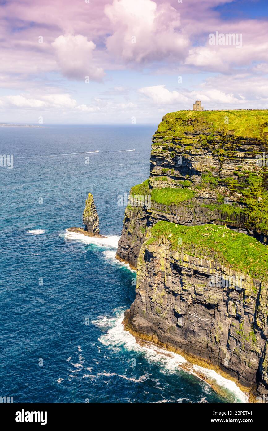 Cliffs of Moher Klippen Irland Reise Meer Natur Hochformat Ozean Atlantik Stock Photo