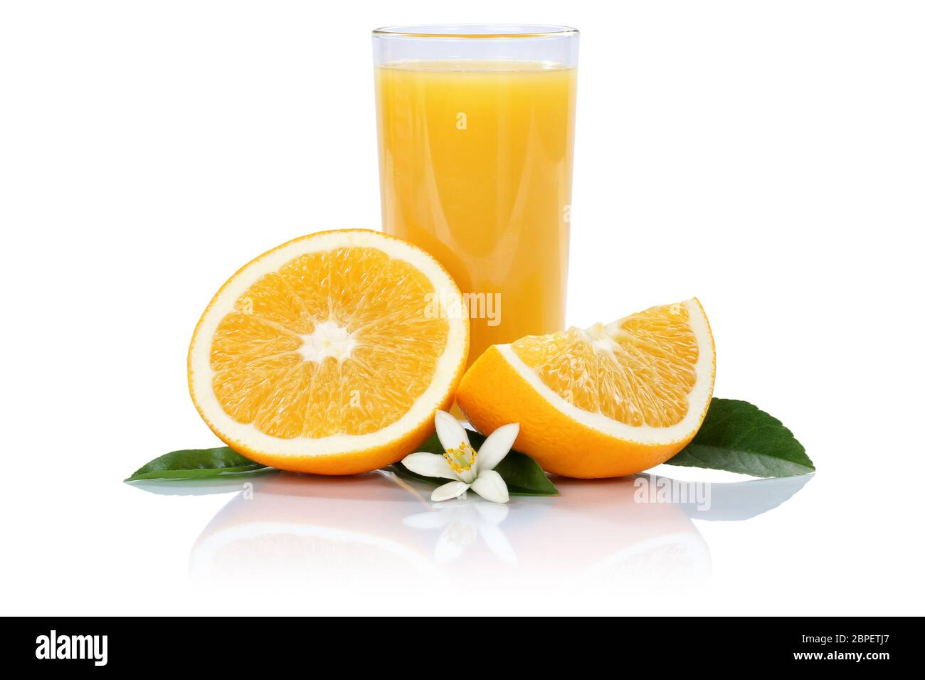 Orangensaft Orangen Saft Orange Fruchtsaft freigestellt Freisteller isoliert vor einem weissen Hintergrund Frucht Früchte Stock Photo