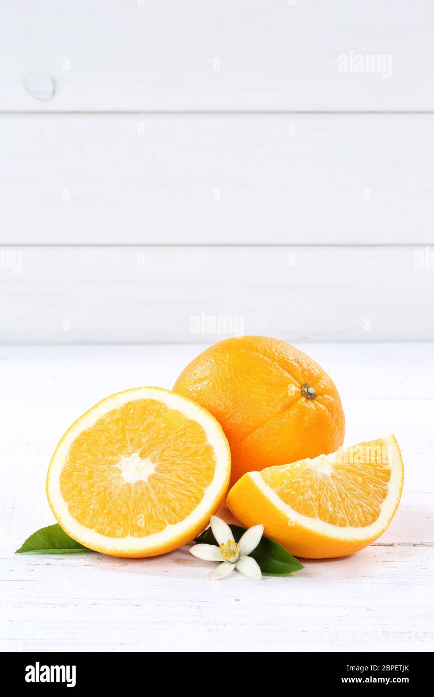 Frische Orangen Orange Frucht Früchte Hochformat Textfreiraum Holzbrett frisch Stock Photo