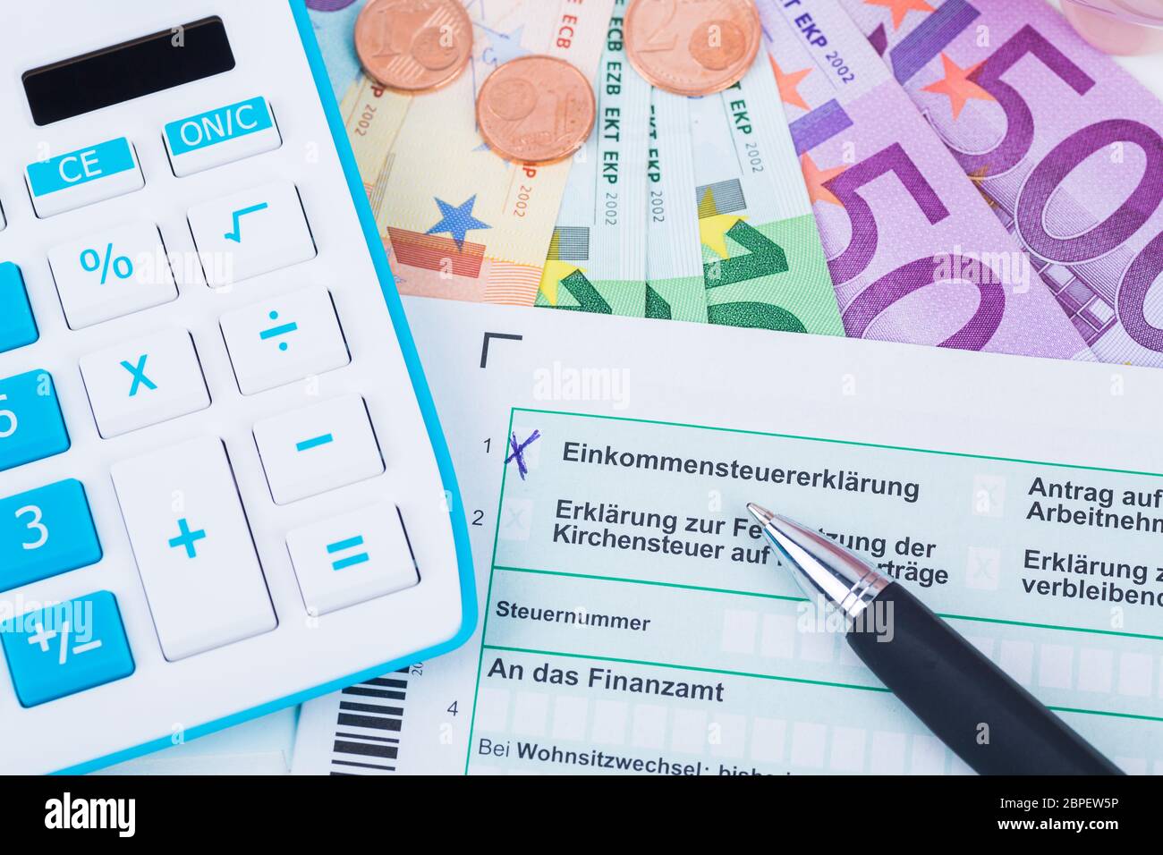 Steuerformular mit Taschenrechner und Geldscheinen Stock Photo