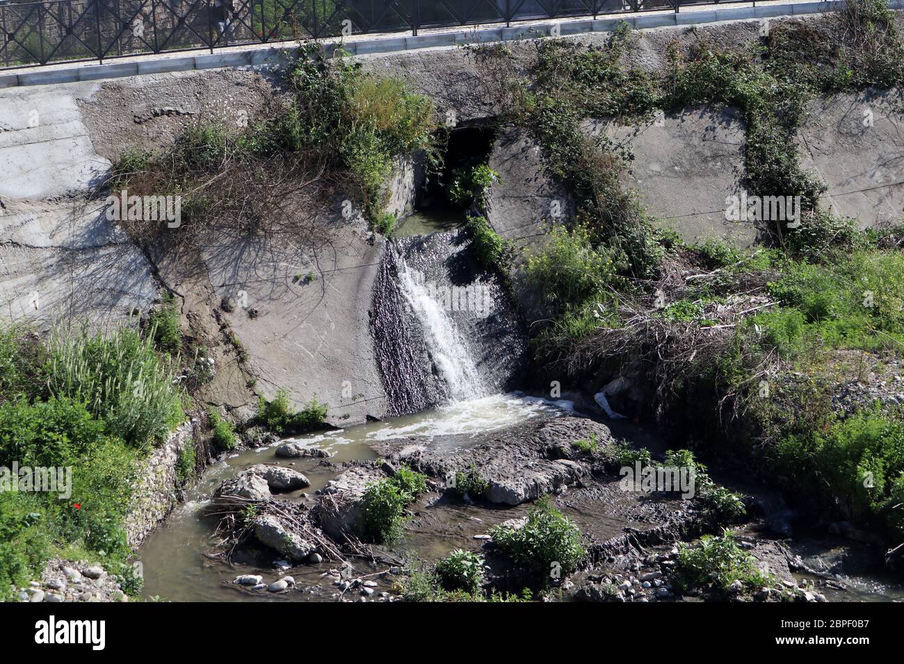 Benevento - Scarico di fogna nel fiume Sabato Stock Photo