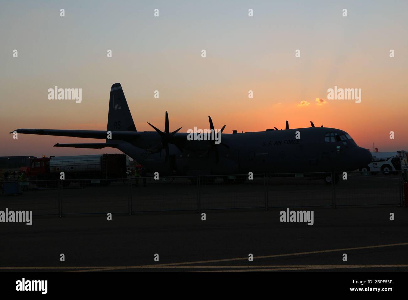 Lockheed C-130 silhouette Stock Photo - Alamy