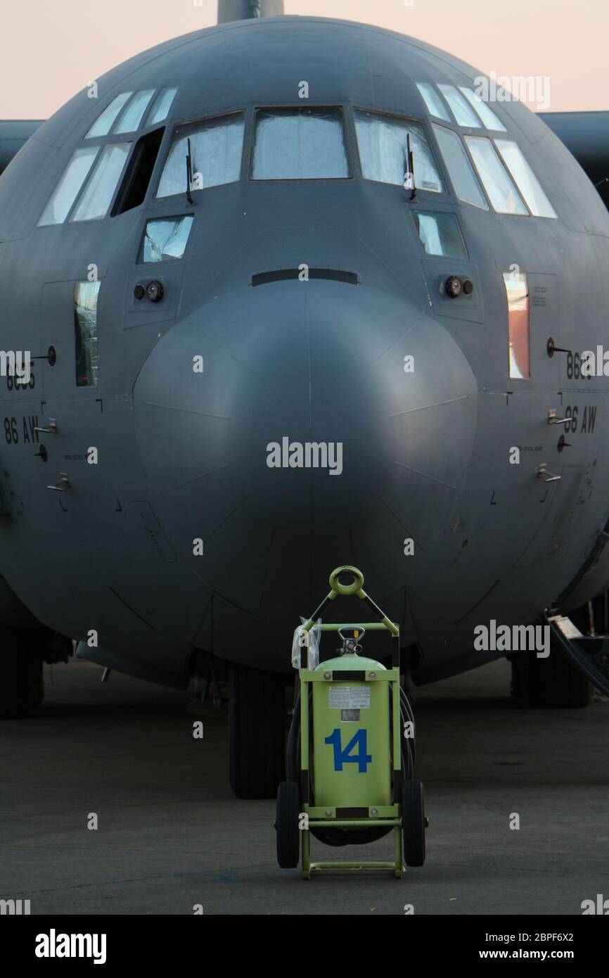 Lockheed C-130 silhouette Stock Photo - Alamy