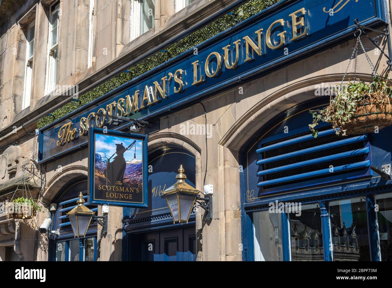 The Scotsman’s Lounge bar on Cockburn Street in Edinburgh Old Town, Scotland, UK Stock Photo