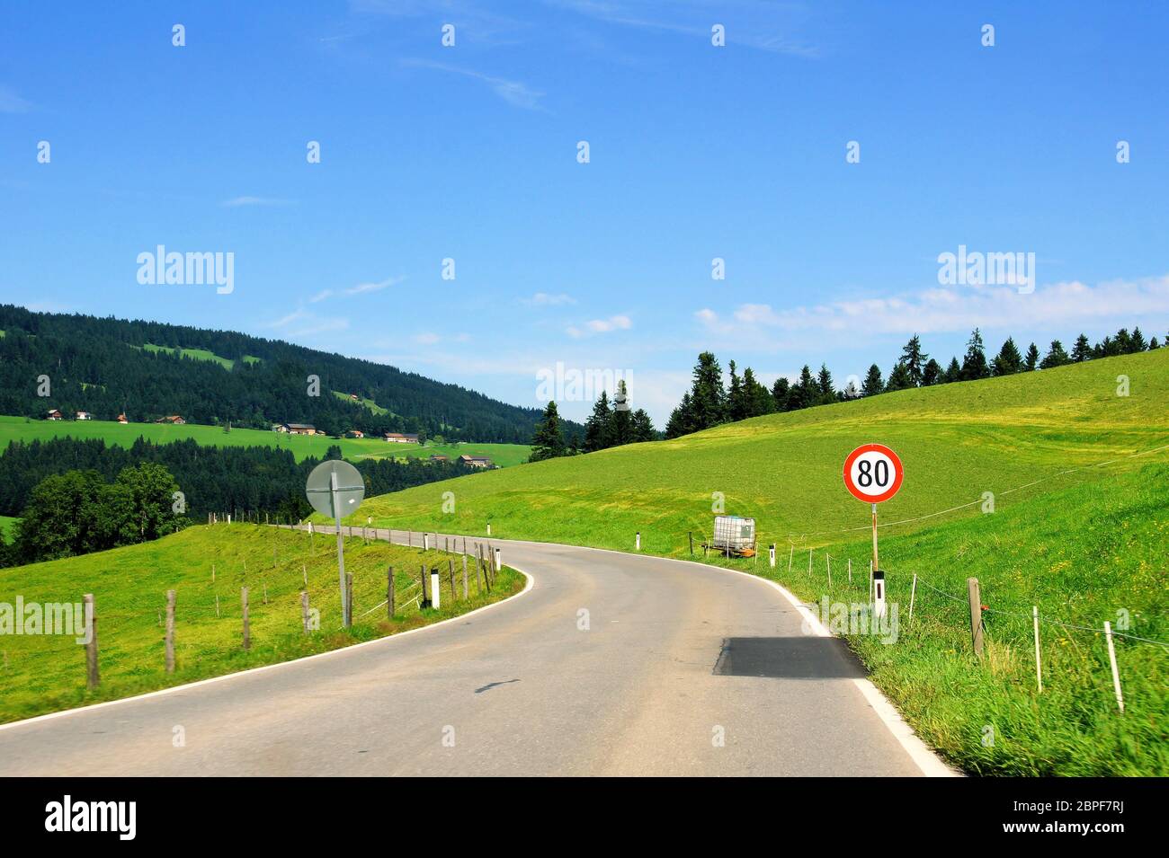 Strasse bei Hittisau in Richtung Oberstaufen in Deutschland Stock Photo