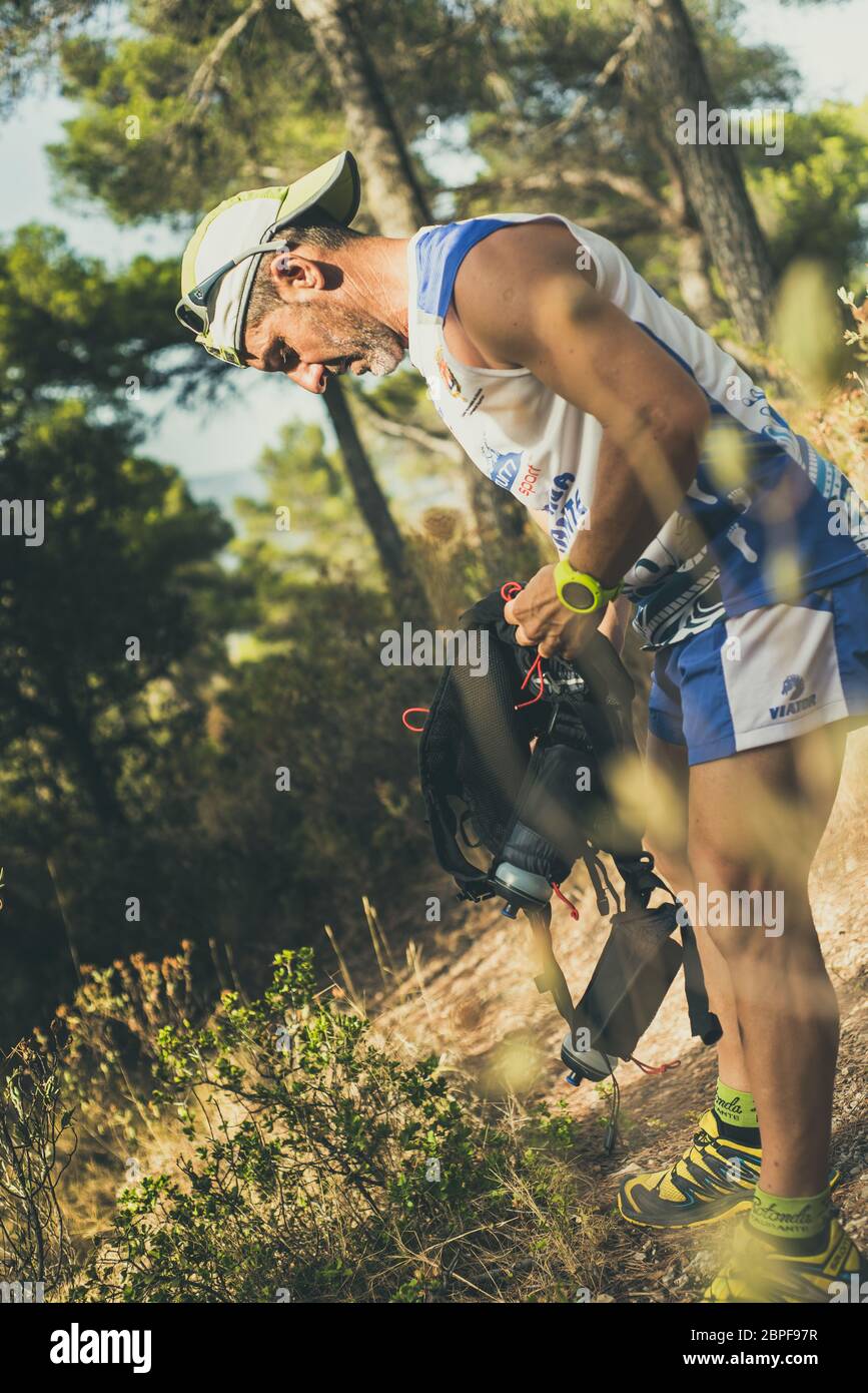 TRAIL RUNNING MAN Stock Photo - Alamy