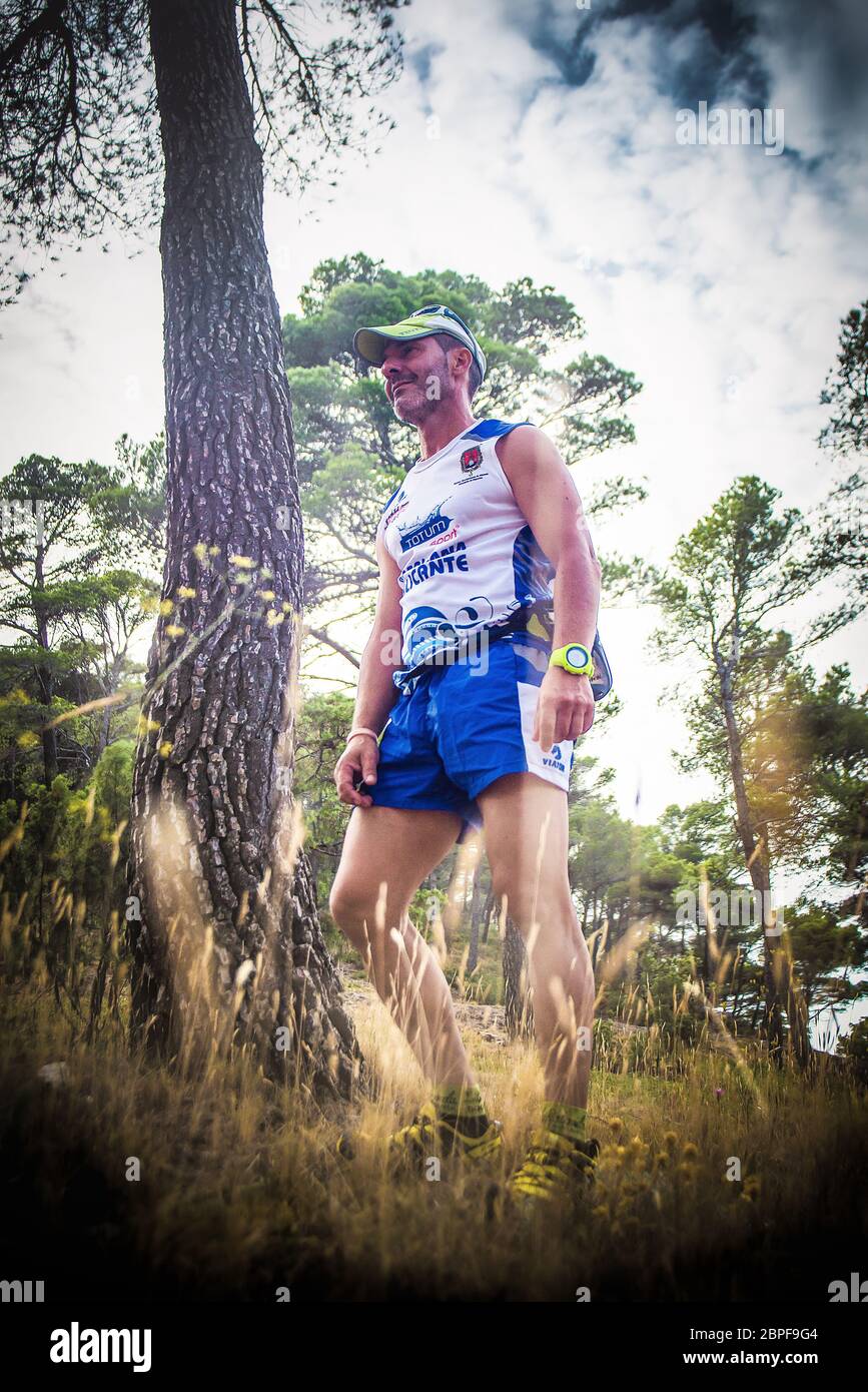 TRAIL RUNNING MAN Stock Photo - Alamy