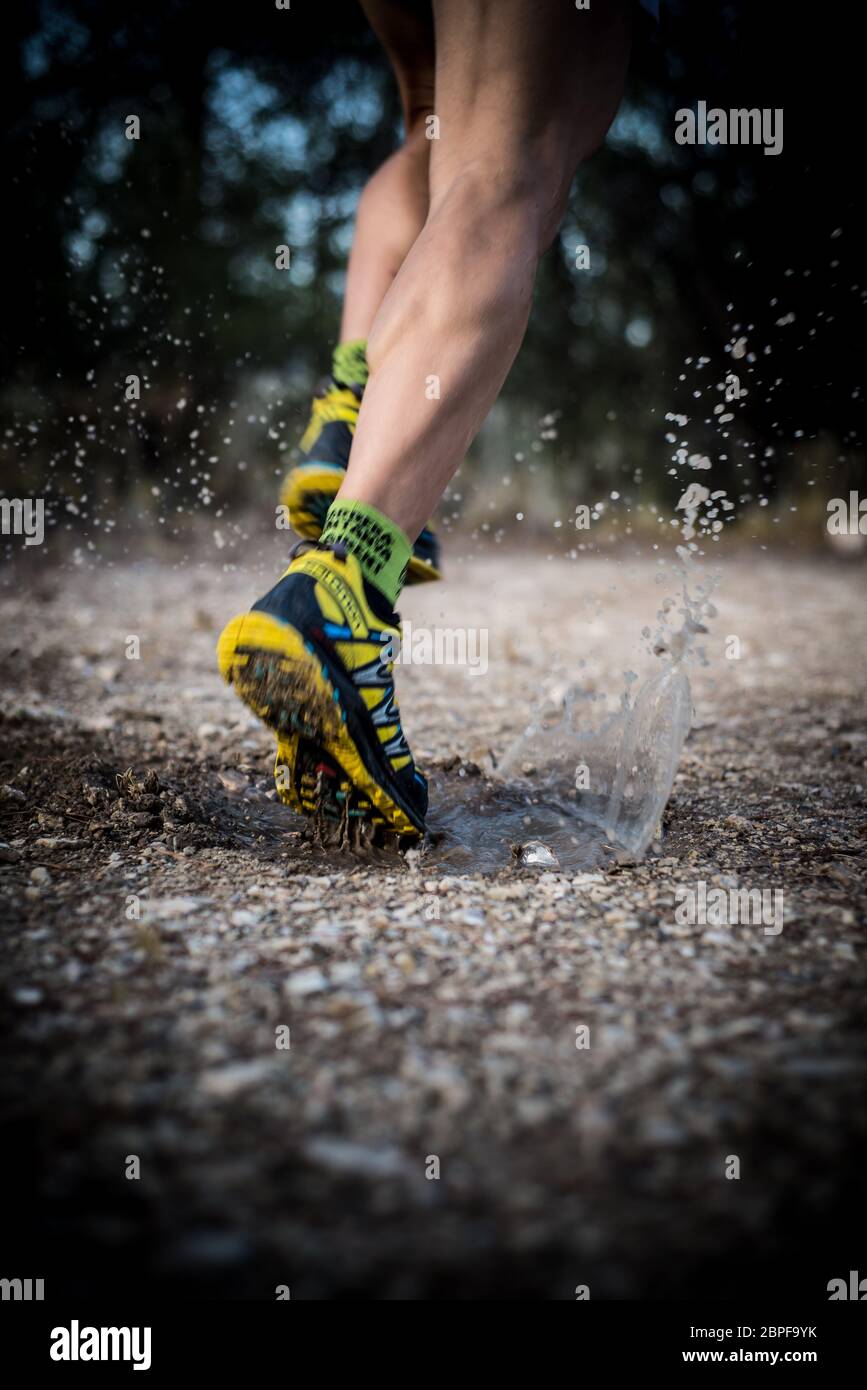 TRAIL RUNNING MAN Stock Photo - Alamy