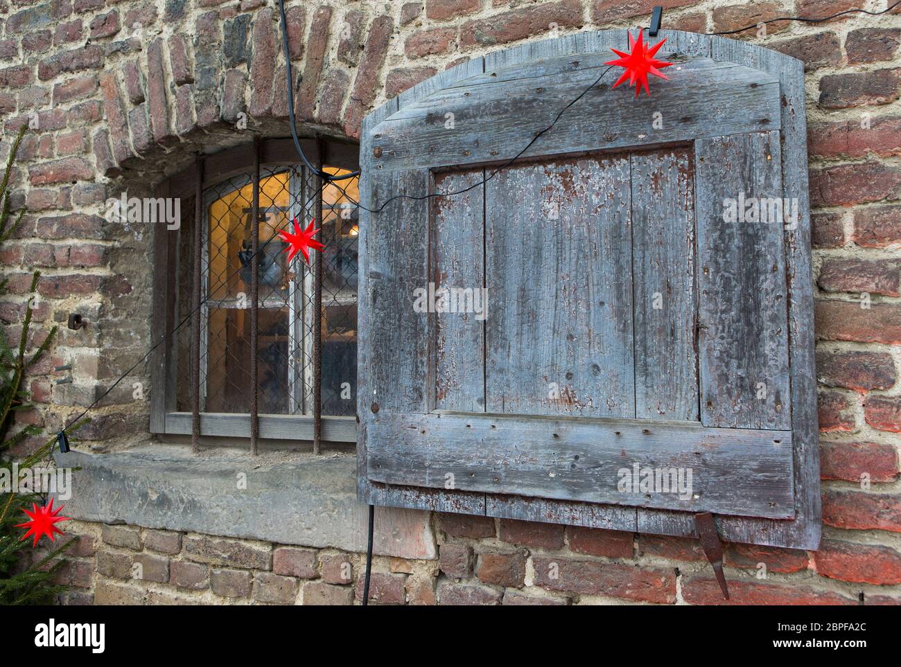 Das Foto zeigt ein weihnachtlich, geschmücktes Fenster mit Laden. Der Fensterladen bietet Platz für Text Stock Photo