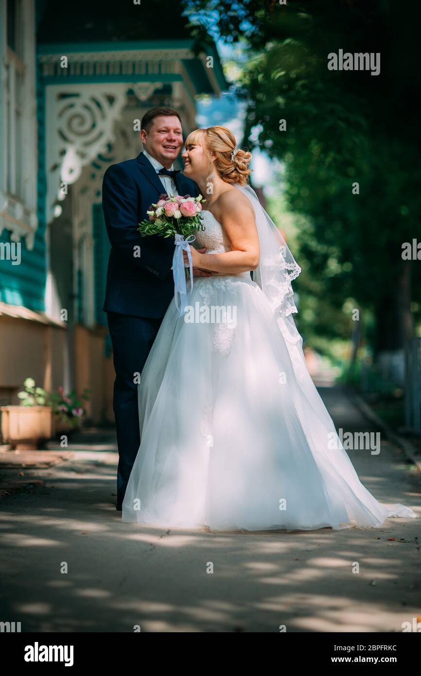 Bride groom on city street hi-res stock photography and images - Alamy