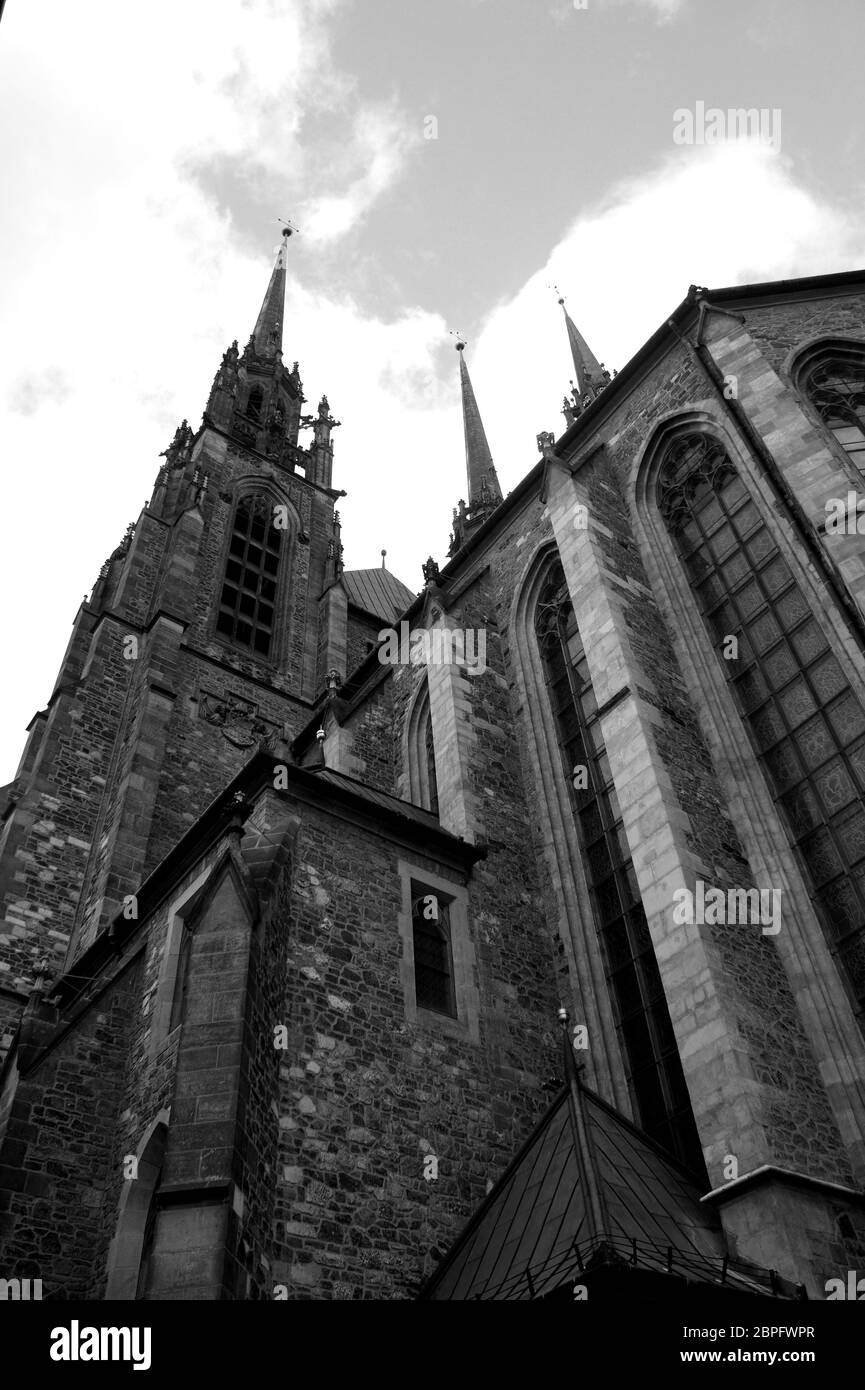 Kathedrale St. Peter & Paul in Brünn von unten nach oben fotografiert in schwarz weiß. Stock Photo