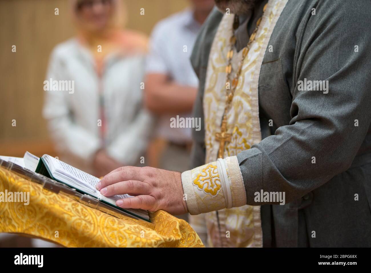 Open bible a altar hi-res stock photography and images - Alamy
