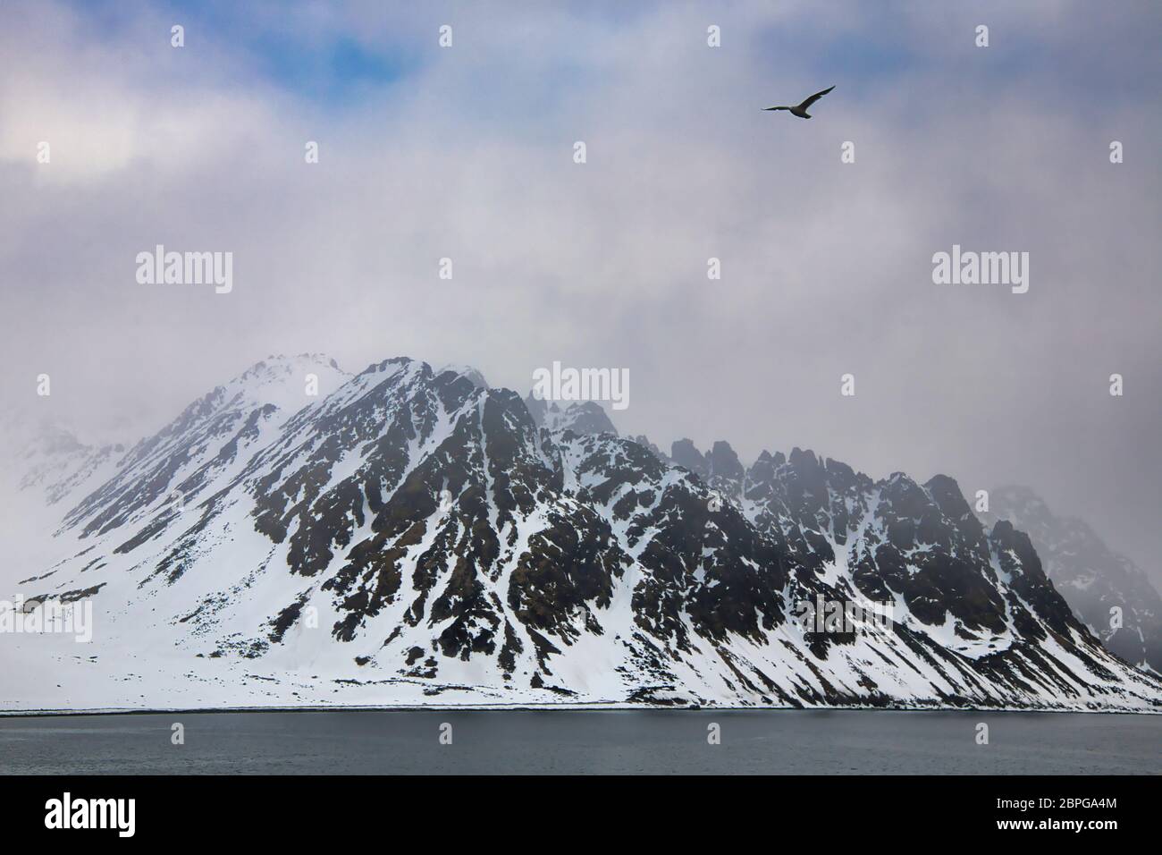 Fog covered peaks hi-res stock photography and images - Alamy