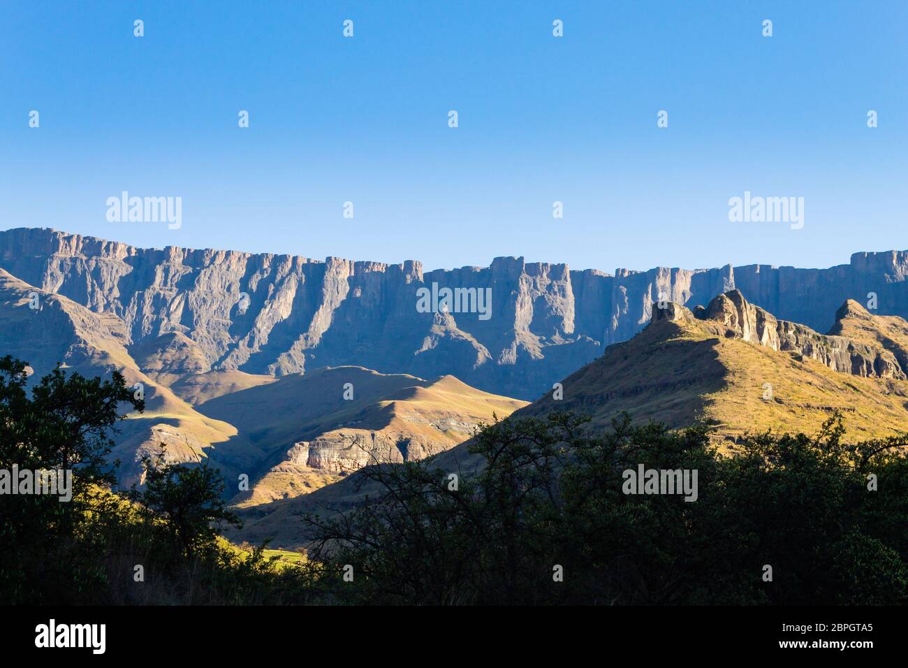 South African landmark, Amphitheatre from Royal Natal National Park ...
