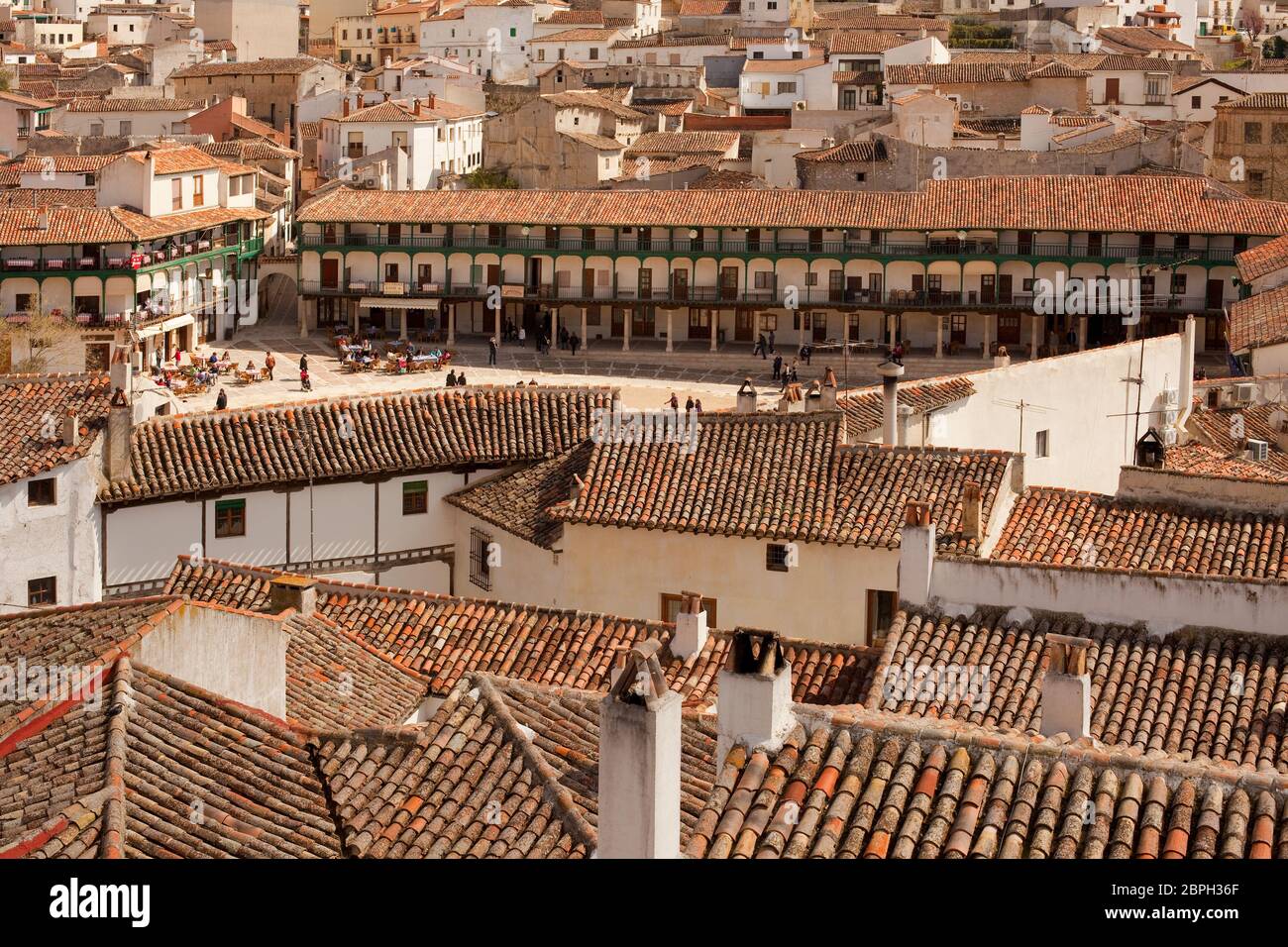 Chinchon, comarca de Las Vegas, Spain - An elevated view of the main square  or Plaza Mayor at the small village of Chinchon Stock Photo - Alamy