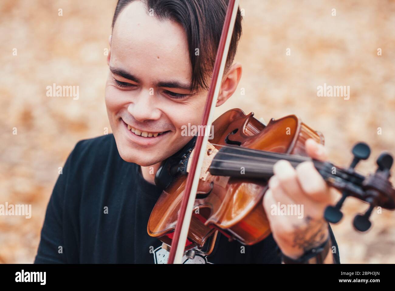 Man playing violin hires stock photography and images Alamy