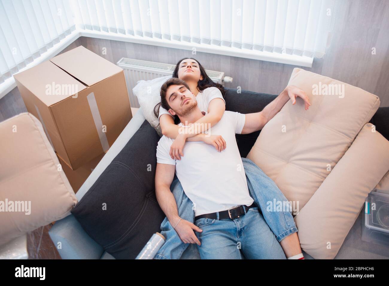 К чему снится переехать в новый. Девушка переезжает к парню. На диване семья квартира переезд. Как женщина переезжает к мужчине.