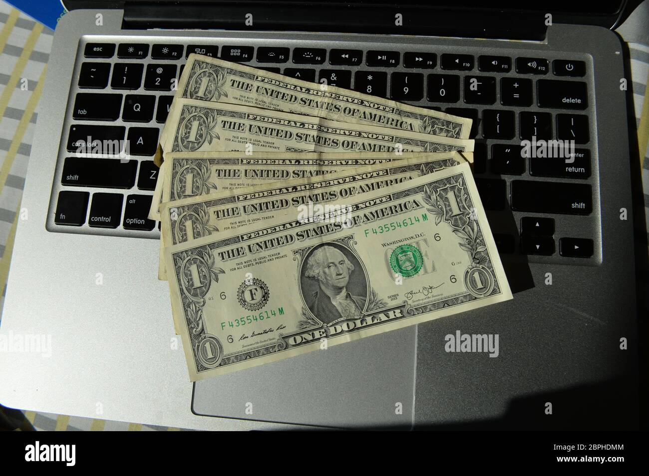 Cedulas de 1 Dollar sobre teclado de notebook Stock Photo