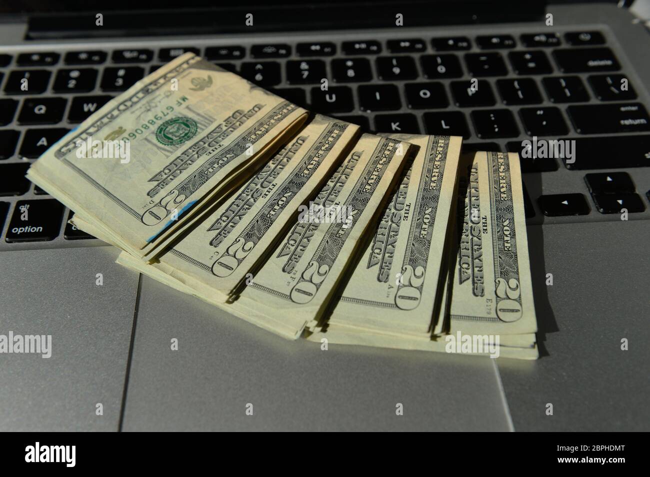 Cedulas de 20 Dollares sobre teclado de notebook Stock Photo