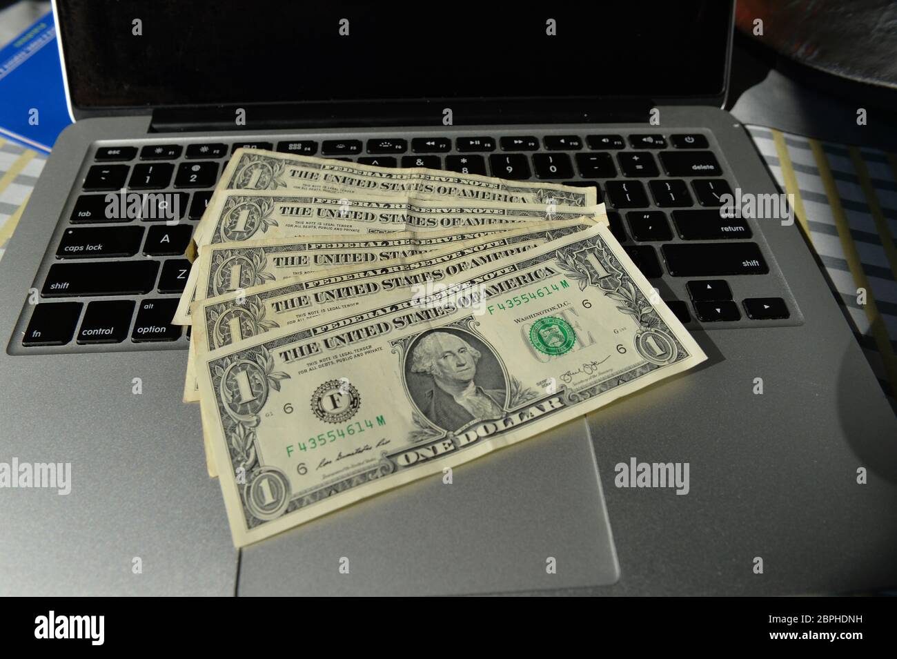 Cedulas de 1 Dollar sobre teclado de notebook Stock Photo