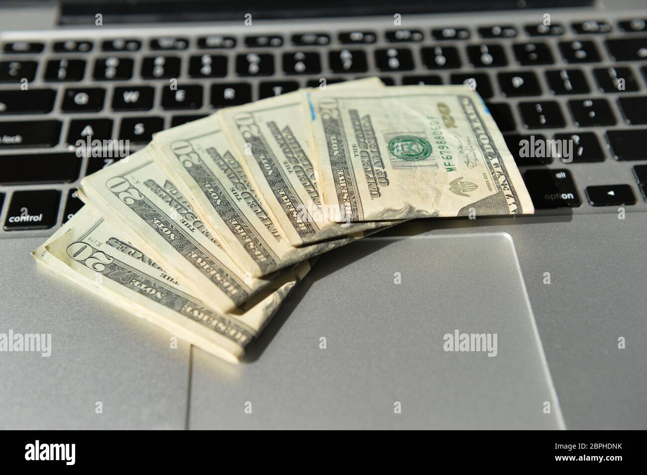 Cedulas de 20 Dollares sobre teclado de notebook Stock Photo