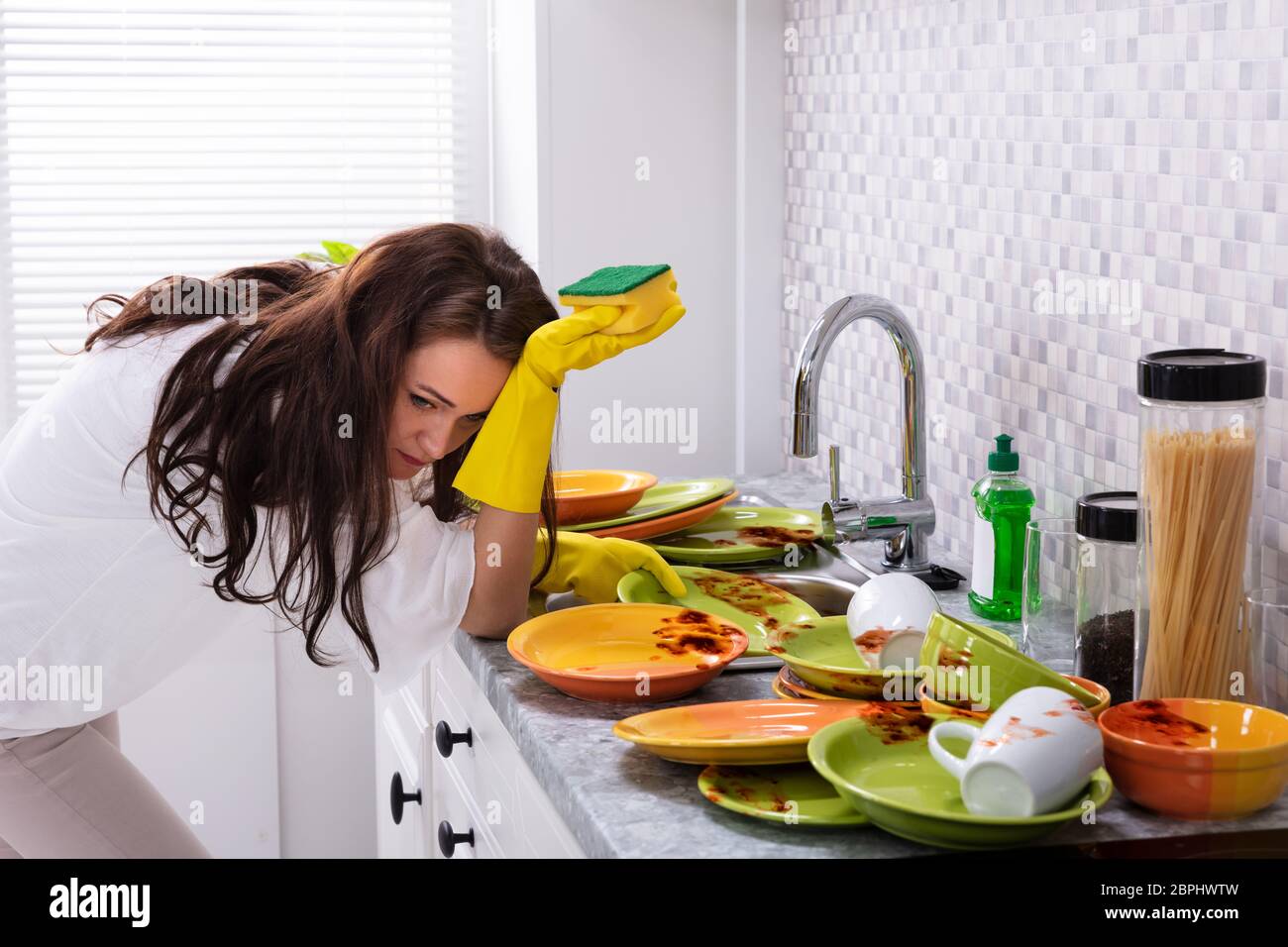 She the dishes already. Уставшая мама на кухне. Усталая женщина моет посуду. Женщина уставшая от постоянной готовки на кухне. Женщина устала на кухне.