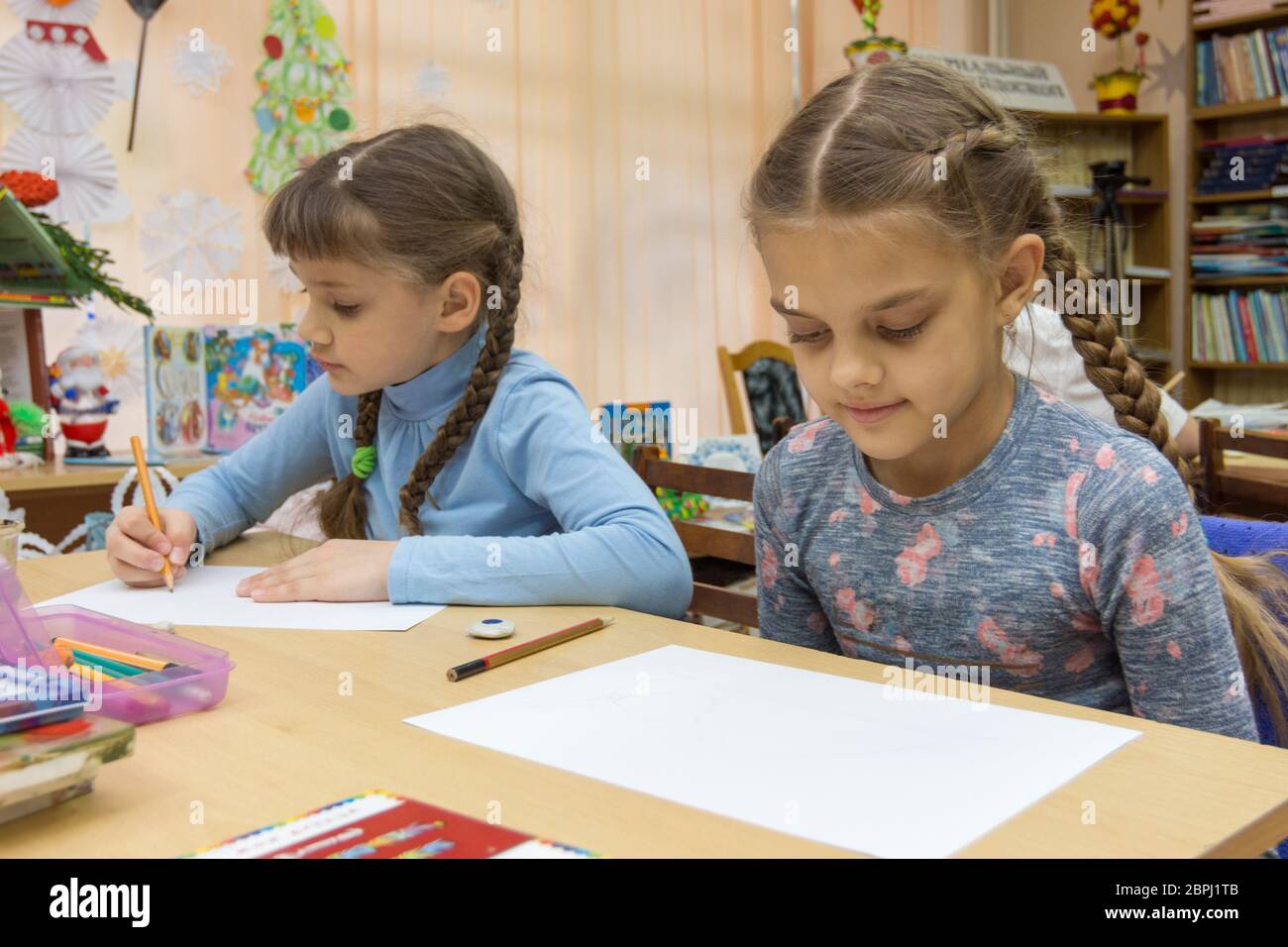 Children drawing in class hi-res stock photography and images - Alamy