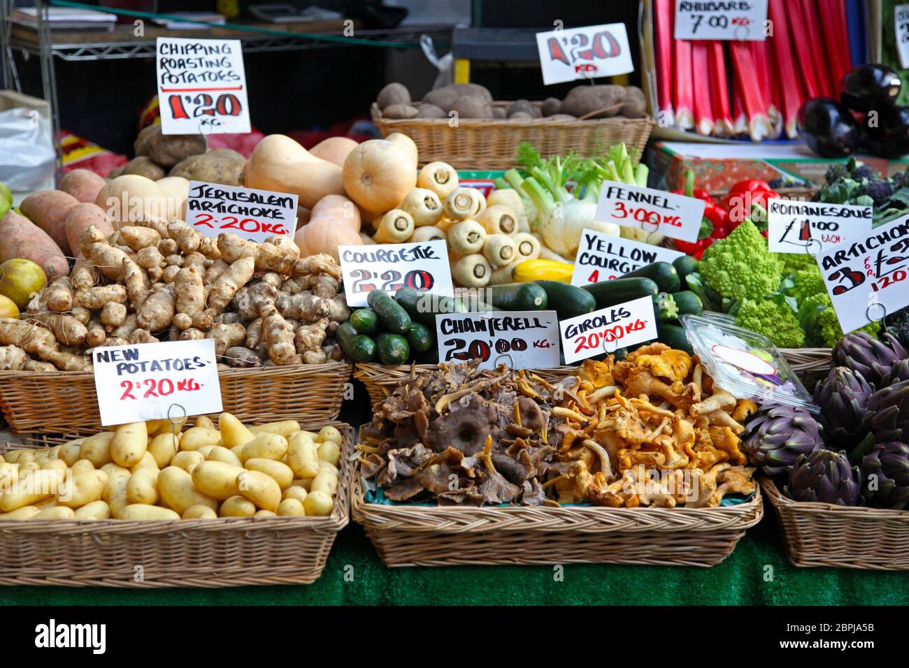 Farmers market stall in London with organic vegetables Stock Photo - Alamy