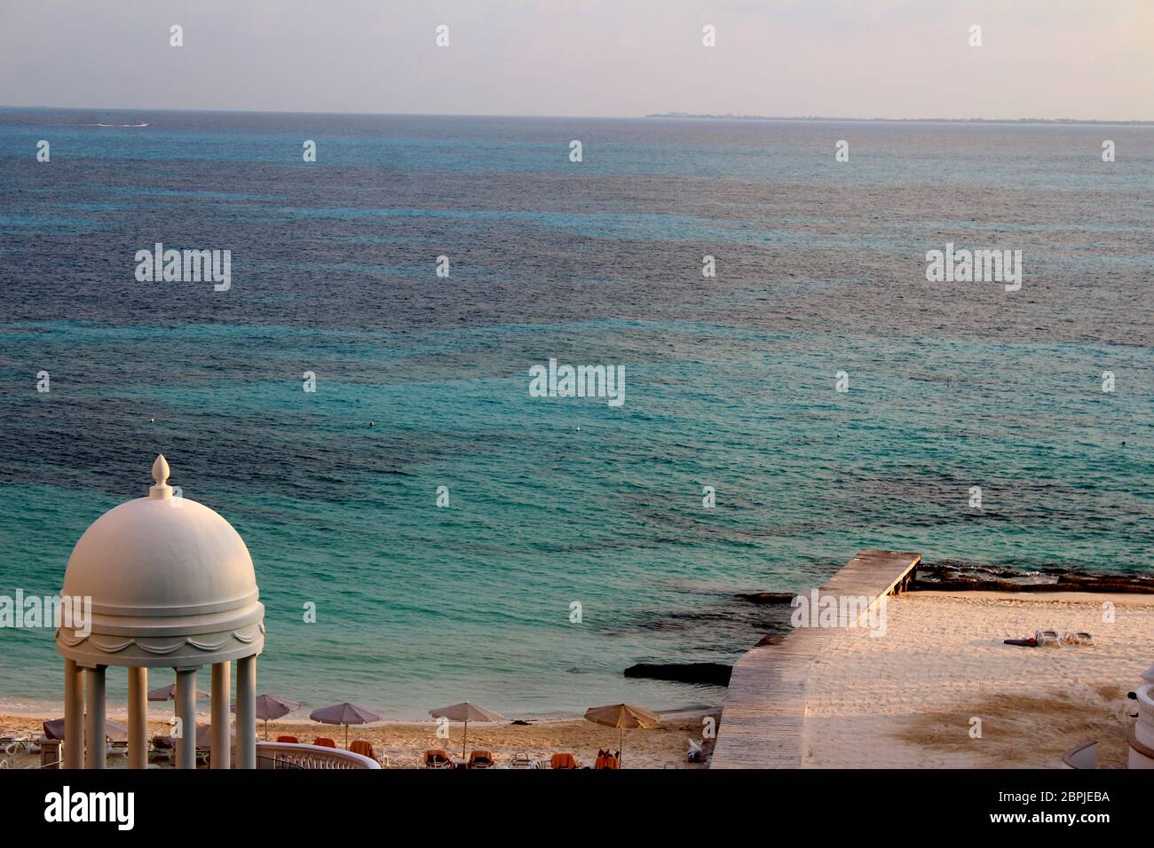 cancun landscape (Crystal clear blue water Stock Photo Alamy