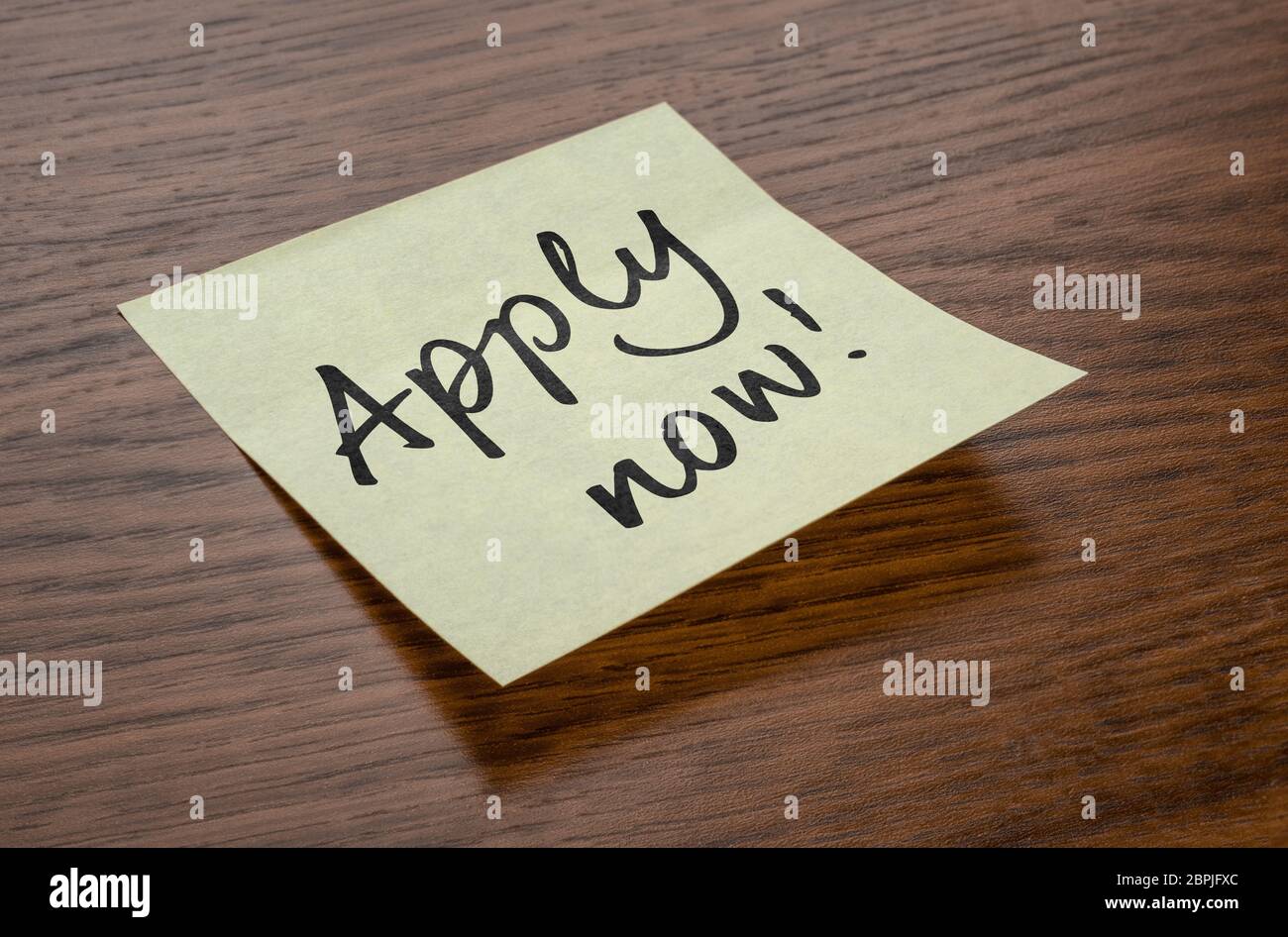 Note Now. Image Sticky note with the text Apply now Stock Photo - Alamy