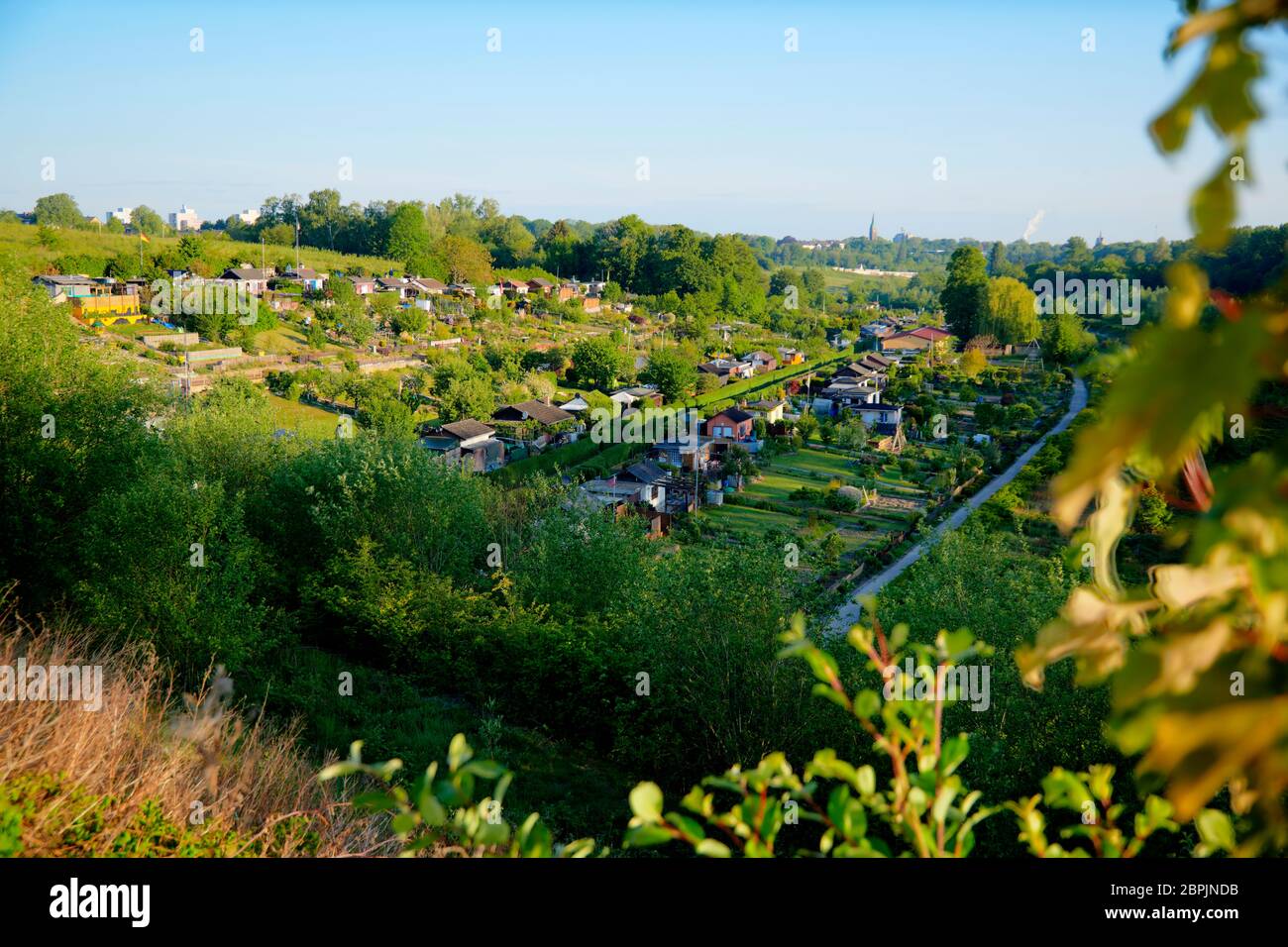 Kleingartenanlage in Dortmund direkt unterhalb der A40 in einem gruenen Tal. Stock Photo