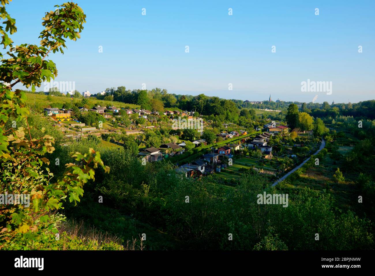 Kleingartenanlage in Dortmund direkt unterhalb der A40 in einem gruenen Tal. Stock Photo