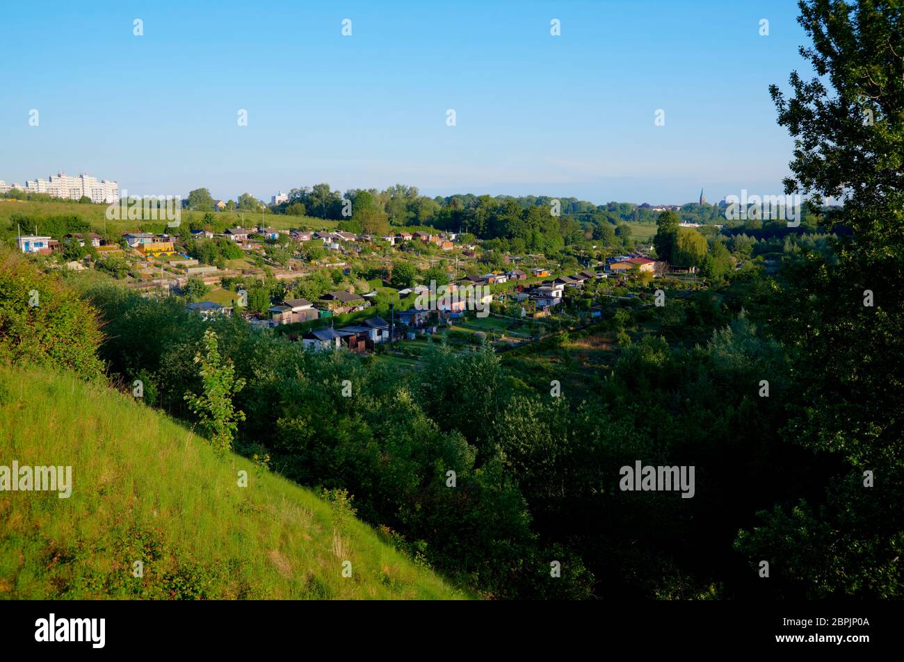 Kleingartenanlage in Dortmund direkt unterhalb der A40 in einem gruenen Tal. Stock Photo