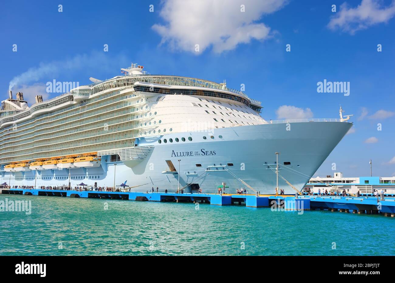 Royal caribbean cruise waves hi-res stock photography and images - Alamy