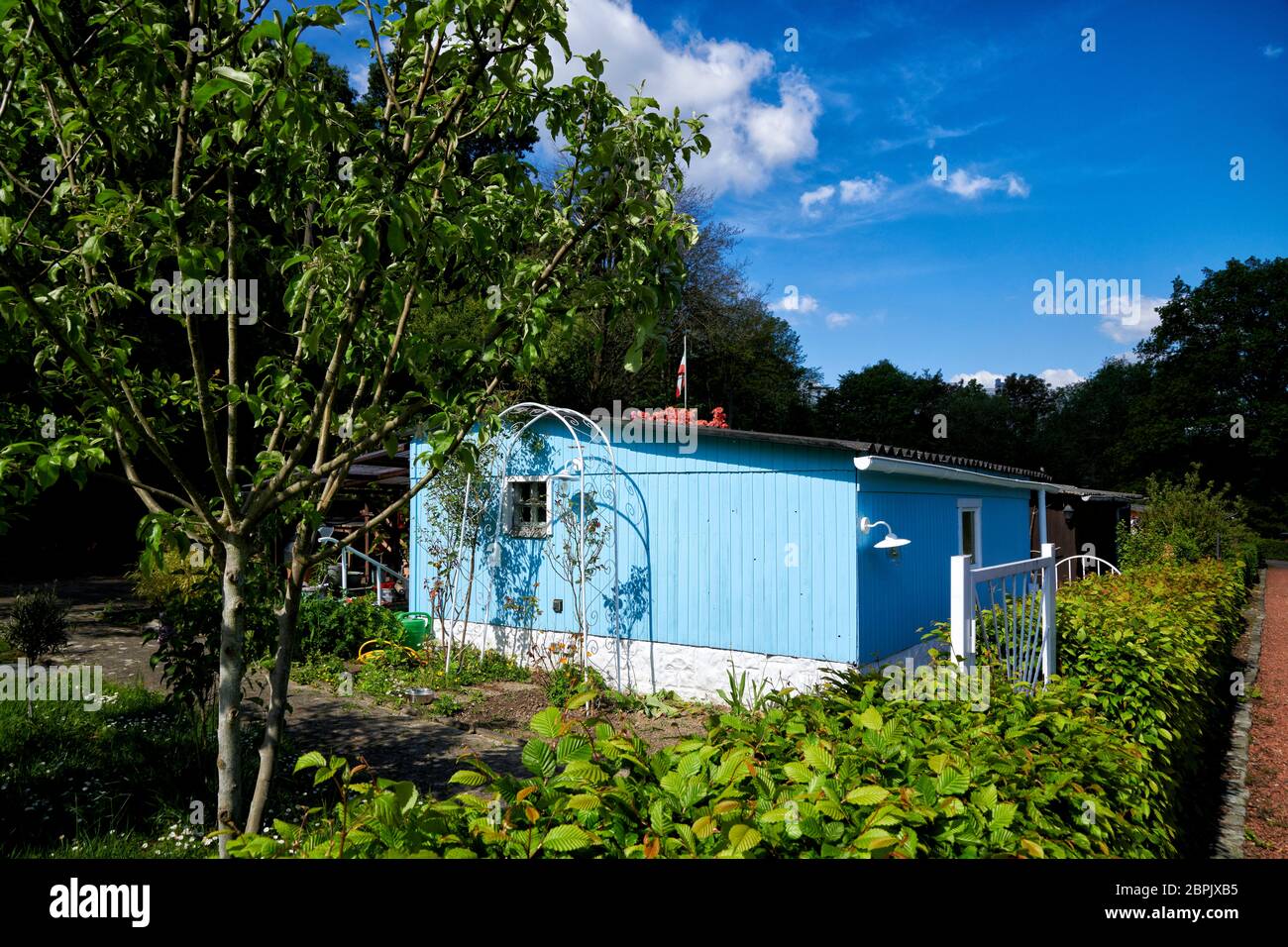 Gartenlaube in hellblau im skandinavischen Stil Stock Photo