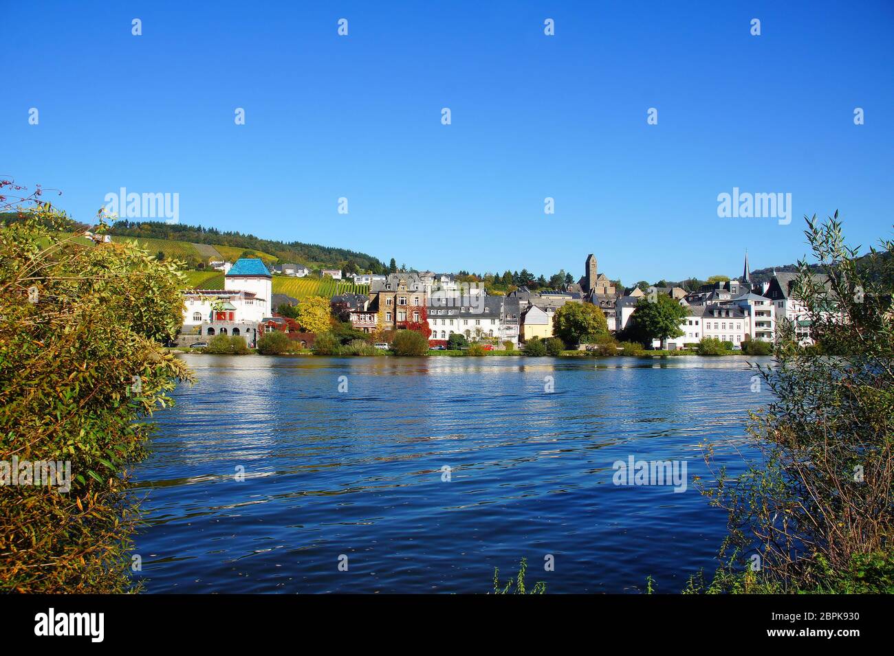 Stadt Traben-Trarbach an der Mosel im Herbst, bekannt für ihren Wein und die Jugendstilbauten Stock Photo