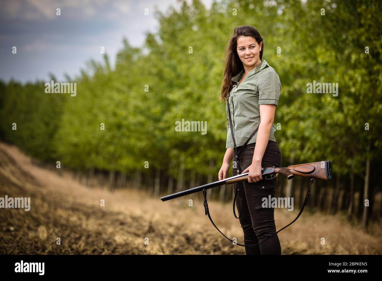Hunting rifle woman hi-res stock photography and images - Alamy
