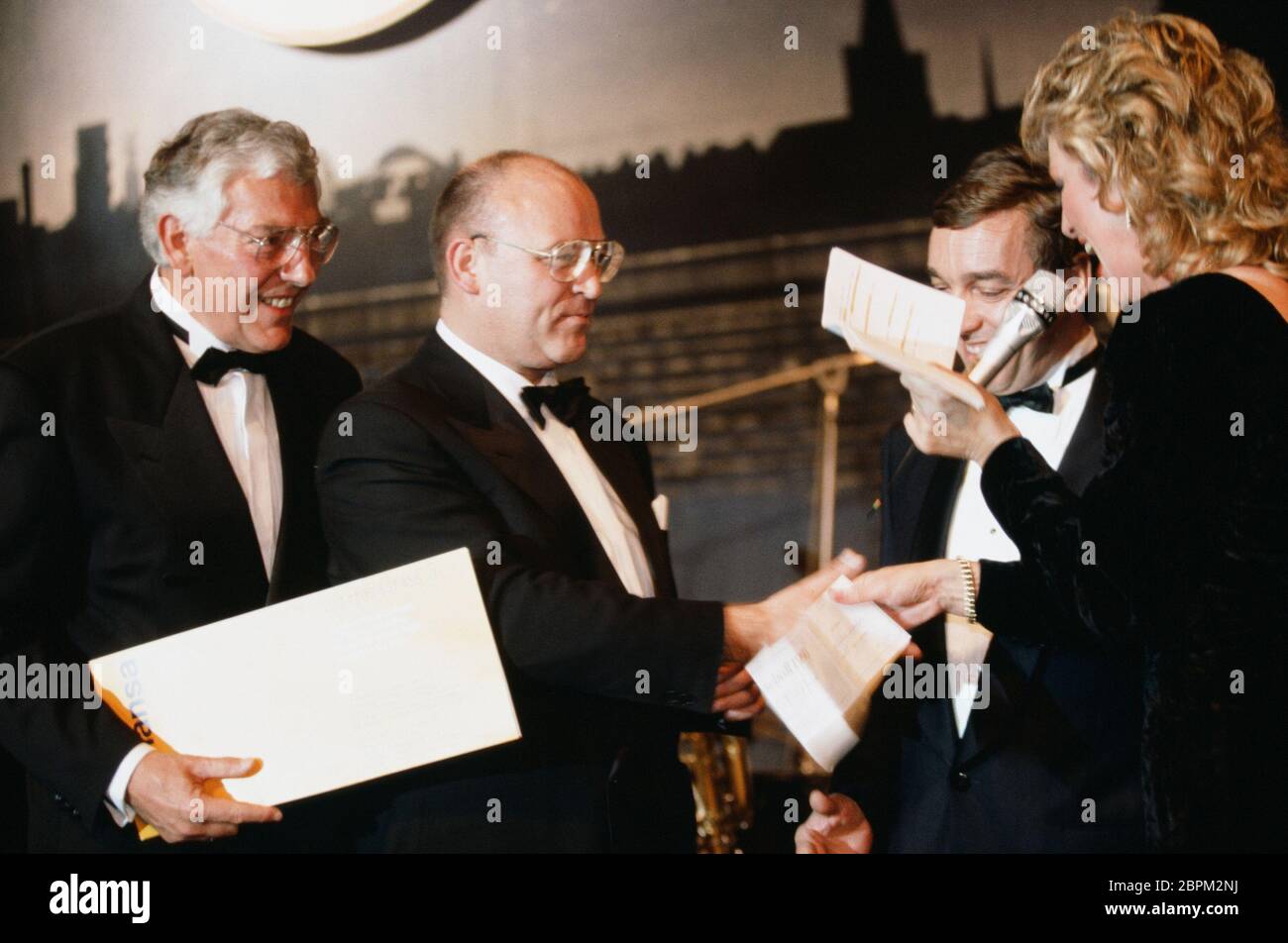 Klaus Ulonska // Presseball 1990 - Der deutsche Leichtathlet und Sportfunktionär Klaus Ulonska beim Presseball in Berlin // Presseball Berlin (2. v. r.) // 1990 Stock Photo