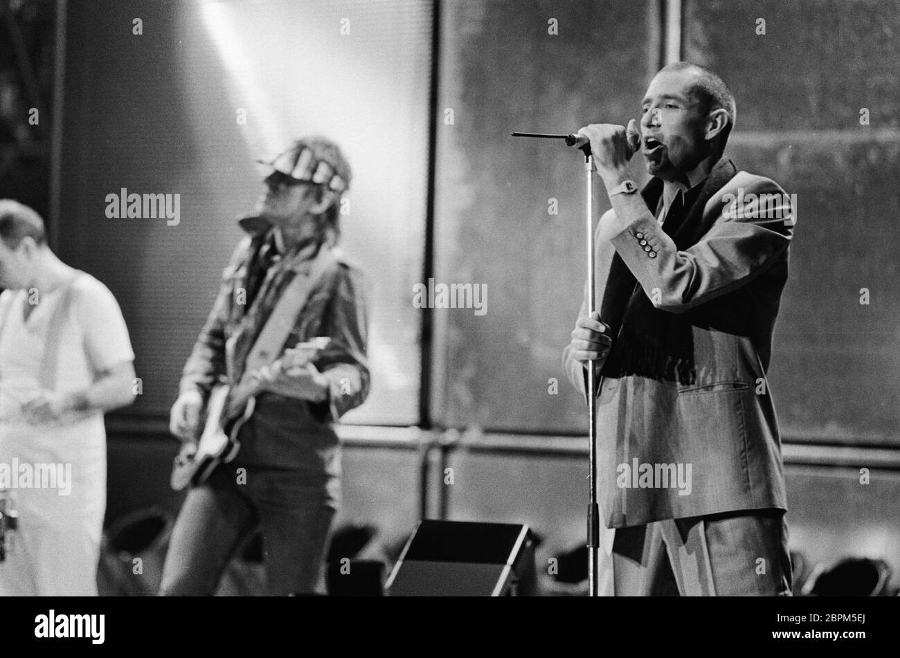 Thommys Pop-Show - 16.12.1983 - Die deutsche Musikgruppe TRIO mit Sänger  Stephan Remmler (rechts) (Neue Deutsche Welle) // Musiksendung Thommys Pop- Show // 16.12.1983 Stock Photo - Alamy