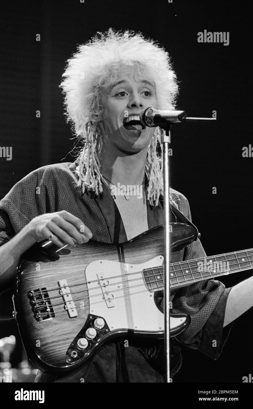 Thommys Pop-Show - 16.12.1983 - Der britische Musiker/Bass-Gitarrist Nick  Beggs (im Vordergrund) mit seiner Popgruppe Kajagoogoo // Musiksendung Thommys  Pop-Show // 16.12.1983 Stock Photo - Alamy