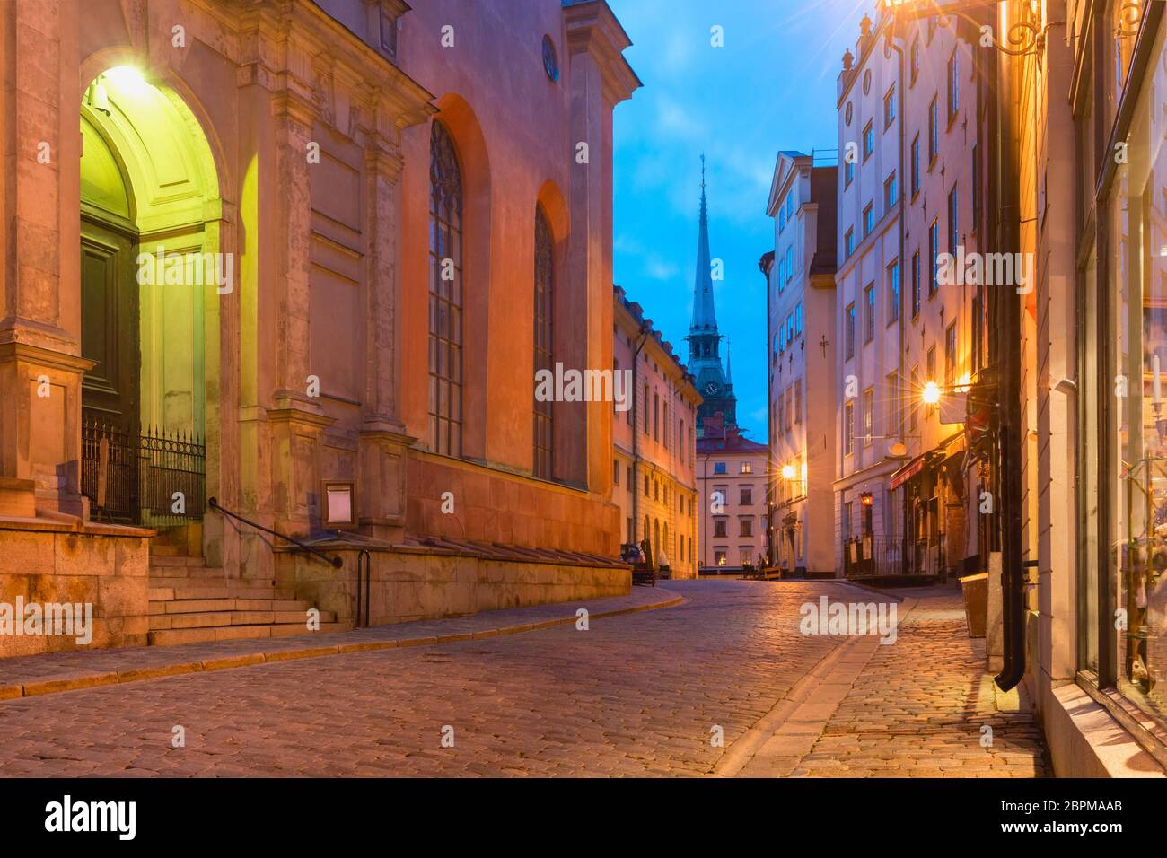 Empty street on rainy night hi-res stock photography and images - Alamy