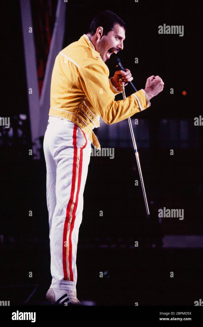 Freddie Mercury Queen Konzert 19 07 1986 Freddie Mercury Am 19 Juli 1986 Beim Legendaren Queen Konzert Anlasslich Der Magic Tour Auf Der Buhne Im Mungersdorfer Stadion Es War Das Letzte Konzert Von