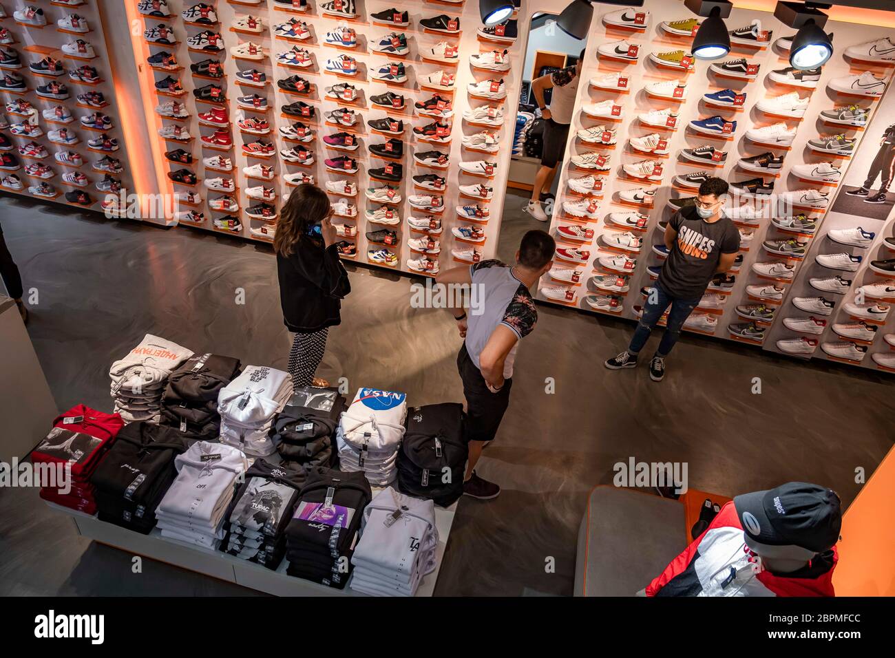 Barcelona, Catalonia, Spain. 18th May, 2020. People shopping at a shoe store during the partial reopening of businesses.Barcelona begins Phase 0.5, one step below Phase 1. Stores with an area of less than 400 square meters can open with limited capacity and hygienic measures due to the Covid-19. Credit: Paco Freire/SOPA Images/ZUMA Wire/Alamy Live News Stock Photo