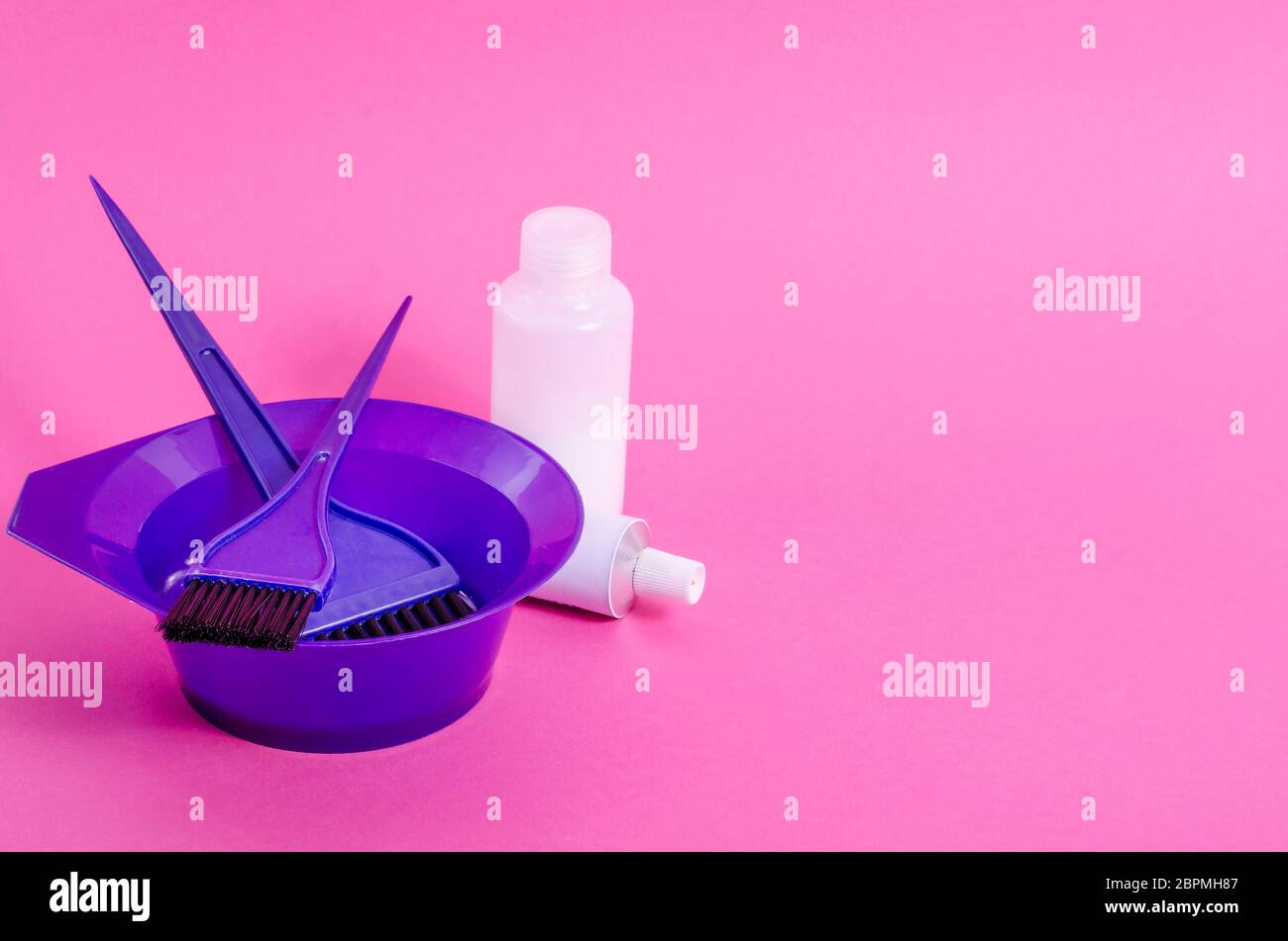 https://c8.alamy.com/comp/2BPMH87/hair-dyeing-kit-purple-bowl-with-brushes-hair-dye-on-a-pink-background-with-copy-space-beauty-and-fashion-hairstyle-concept-photo-beauty-saloon-2BPMH87.jpg